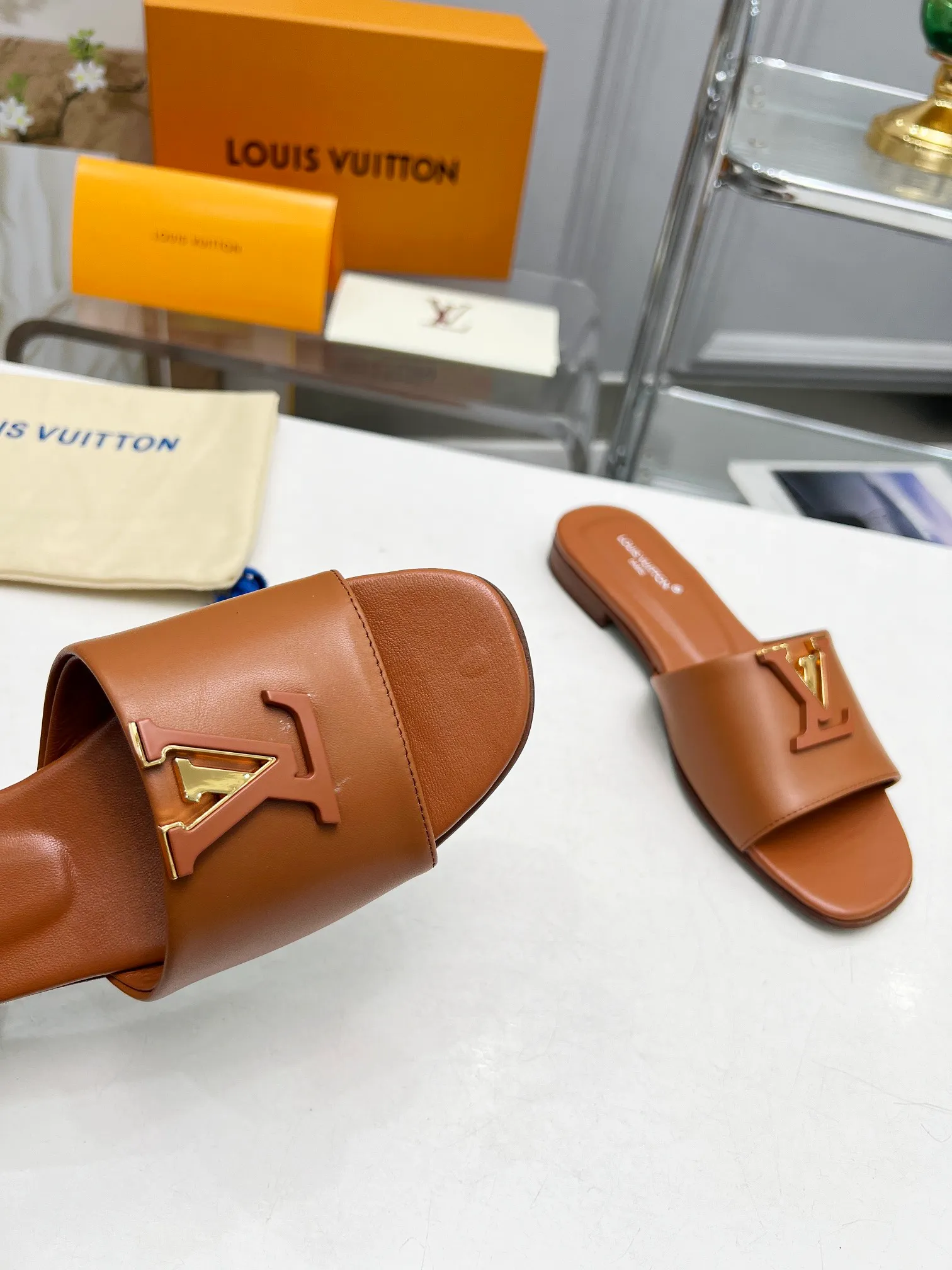 👟👟Ex-factory price 440👟👟Louis Vuitton/Louis Vuitton women's new sandals LV SUNSET COMFORT flat sandals are made of exquisite cowhide and sheepskin lining, the uppers show handicrafts, and are matched with genuine leather soles*@wearing experience. LV logo hardware buckle on upper, size 35-42